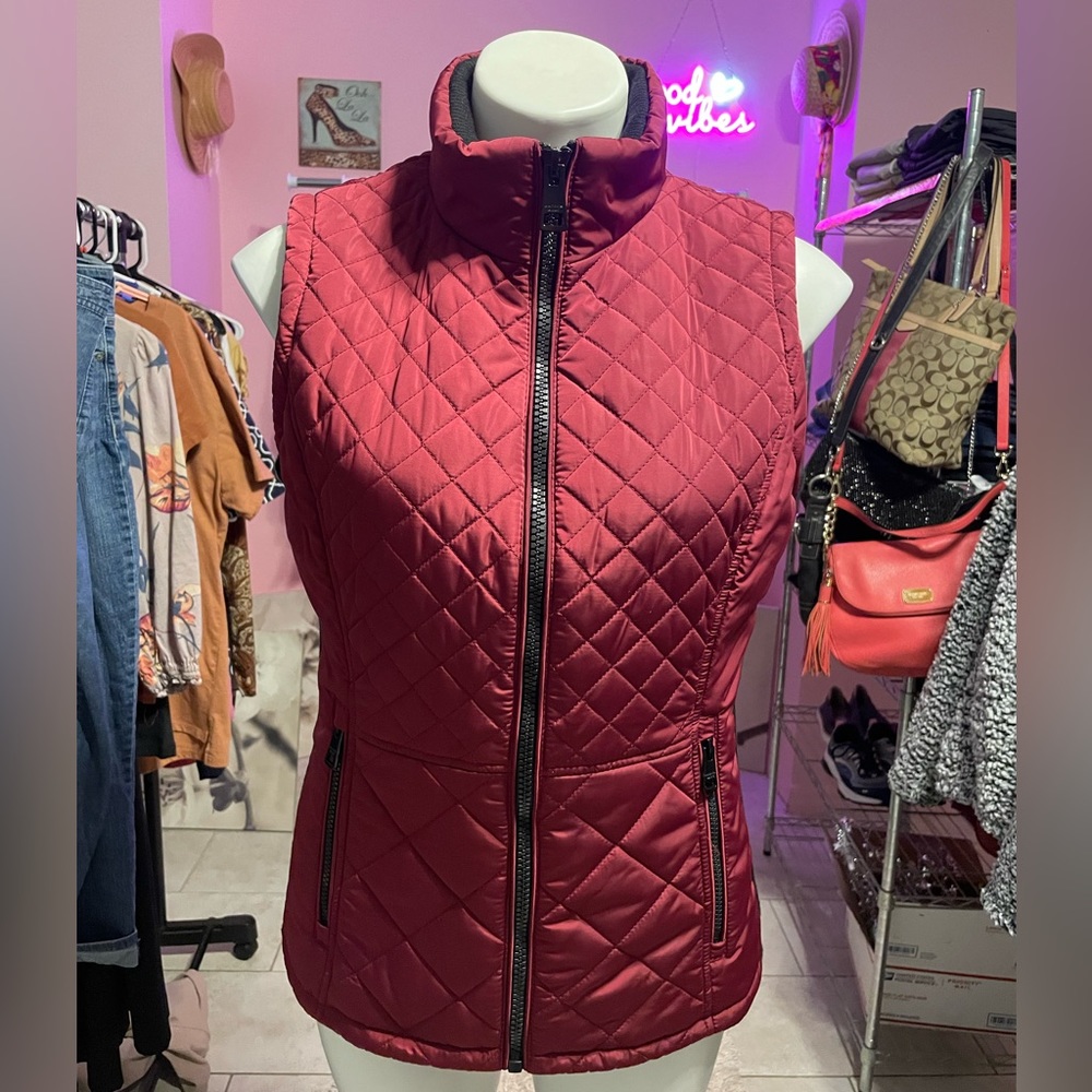 EUC.Andrew Marc Red Quilted Vest. Size Small.